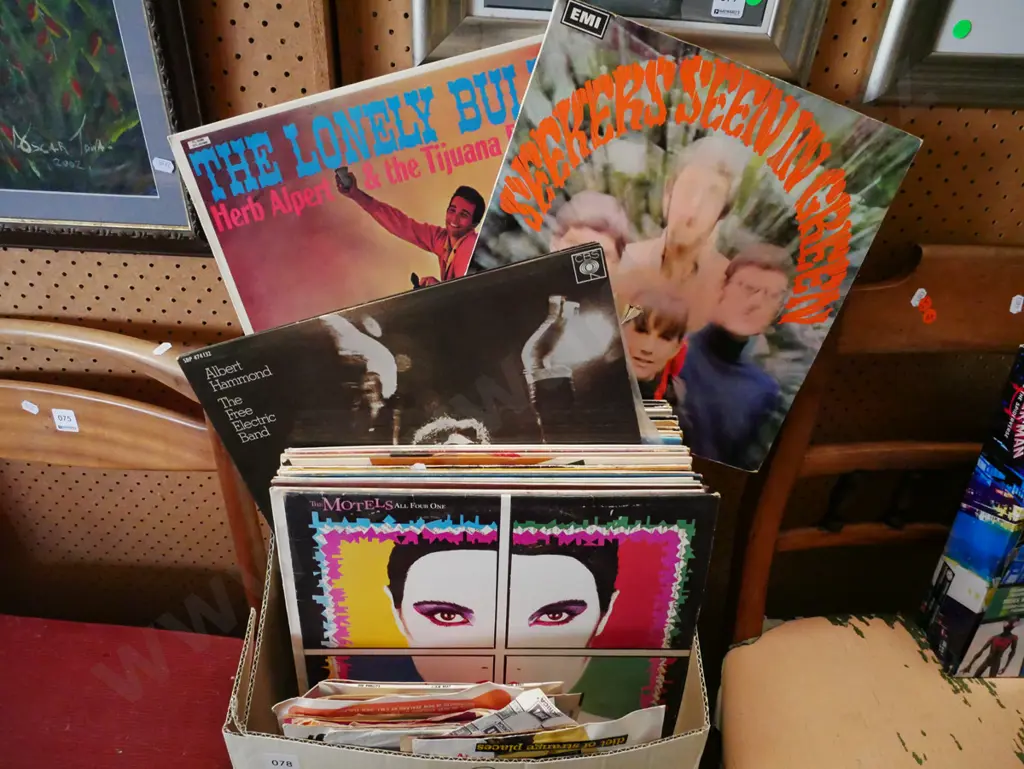 box of LPs and 45s Image 1++