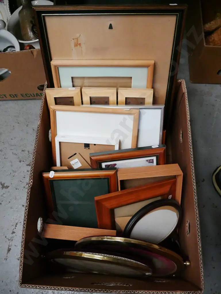 box; various photos, picture frames Image 1++
