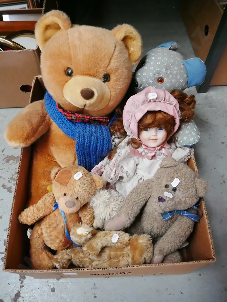 box of teddy bears Image 1++