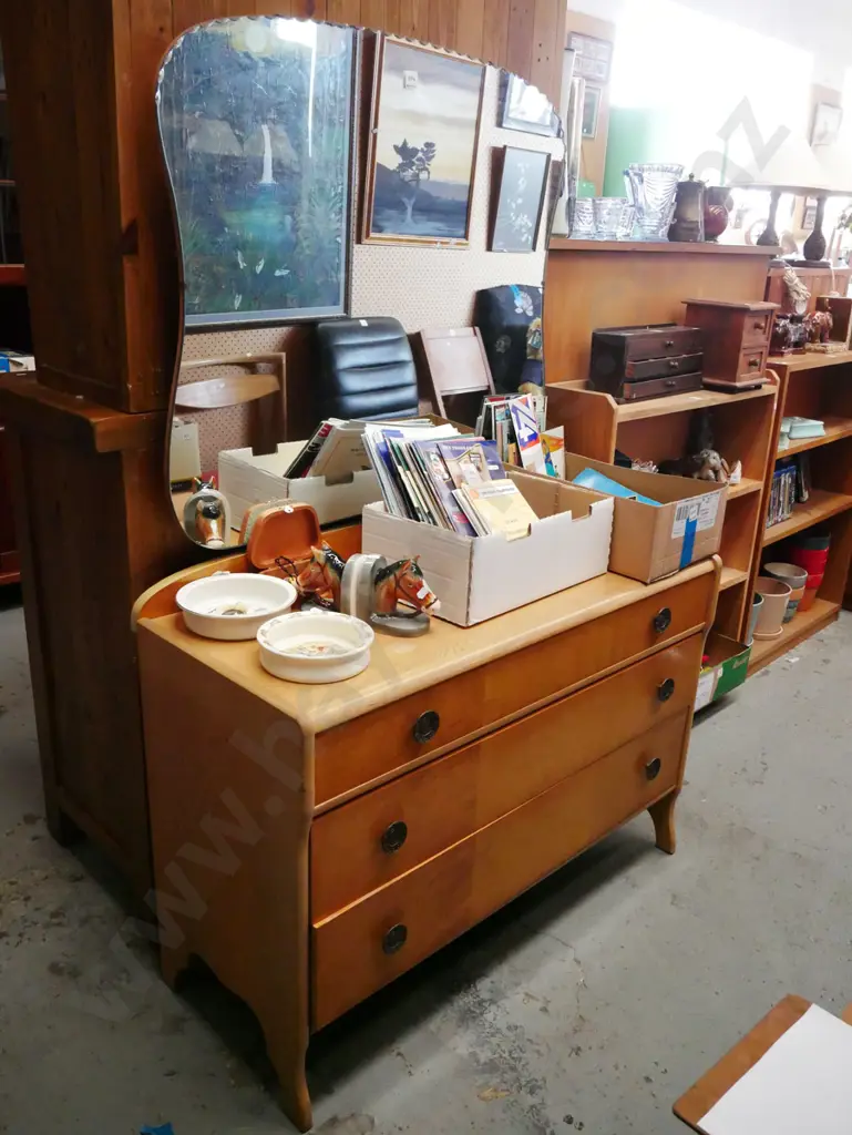 oak and veneer 3 drawer mirror back dresser, H-1510 W-1000 D-420 Image 1++