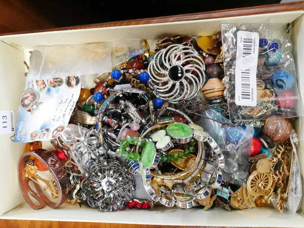 box of costume jewellery Image 1++