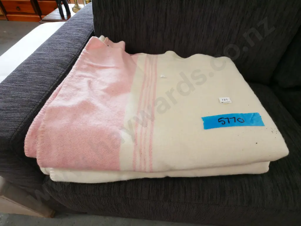 2x woollen blankets Image 1++
