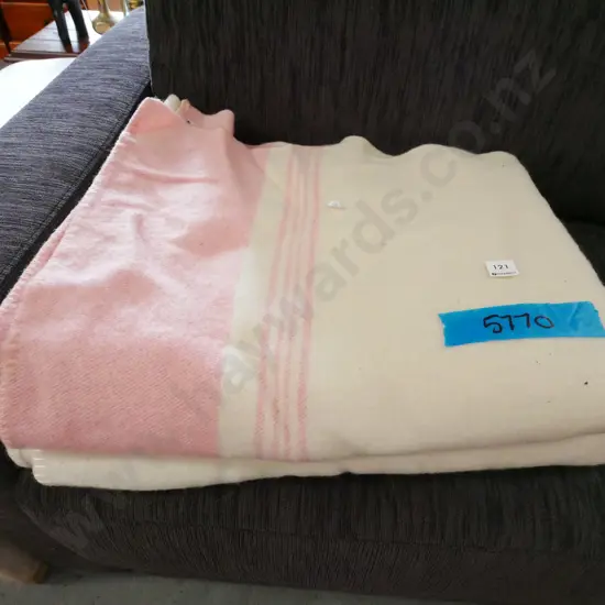 2x woollen blankets