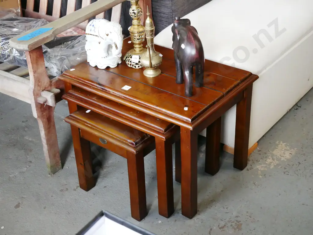 solid pine nest of 3 tables Image 1++