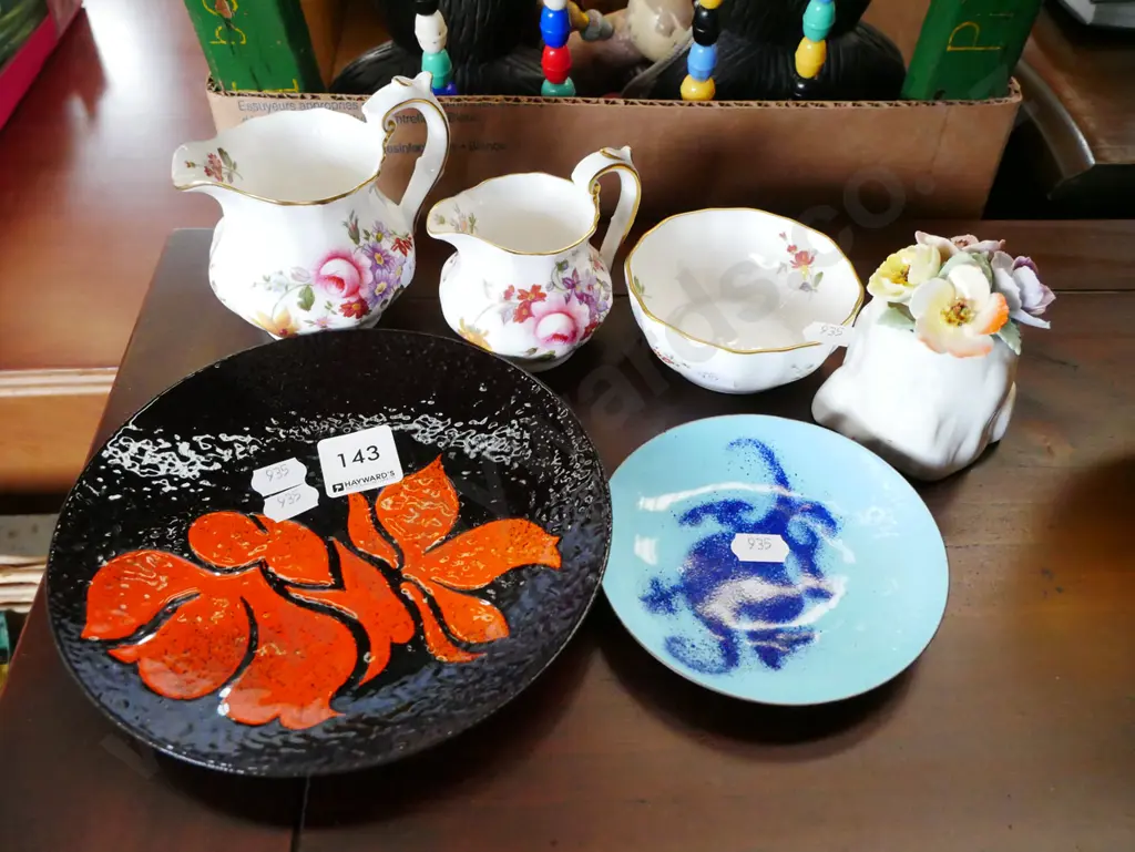 2x enamel dishes, ceramic posies jug, creamers, sugar, ceramic floral spray Image 1++