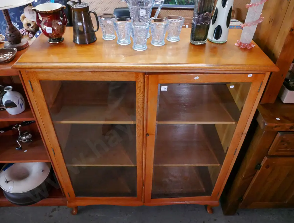 solid oak cab leg 2 door lockable display cabinet - good condition, key in office H-1230 W-1070 D-420 Image 1++