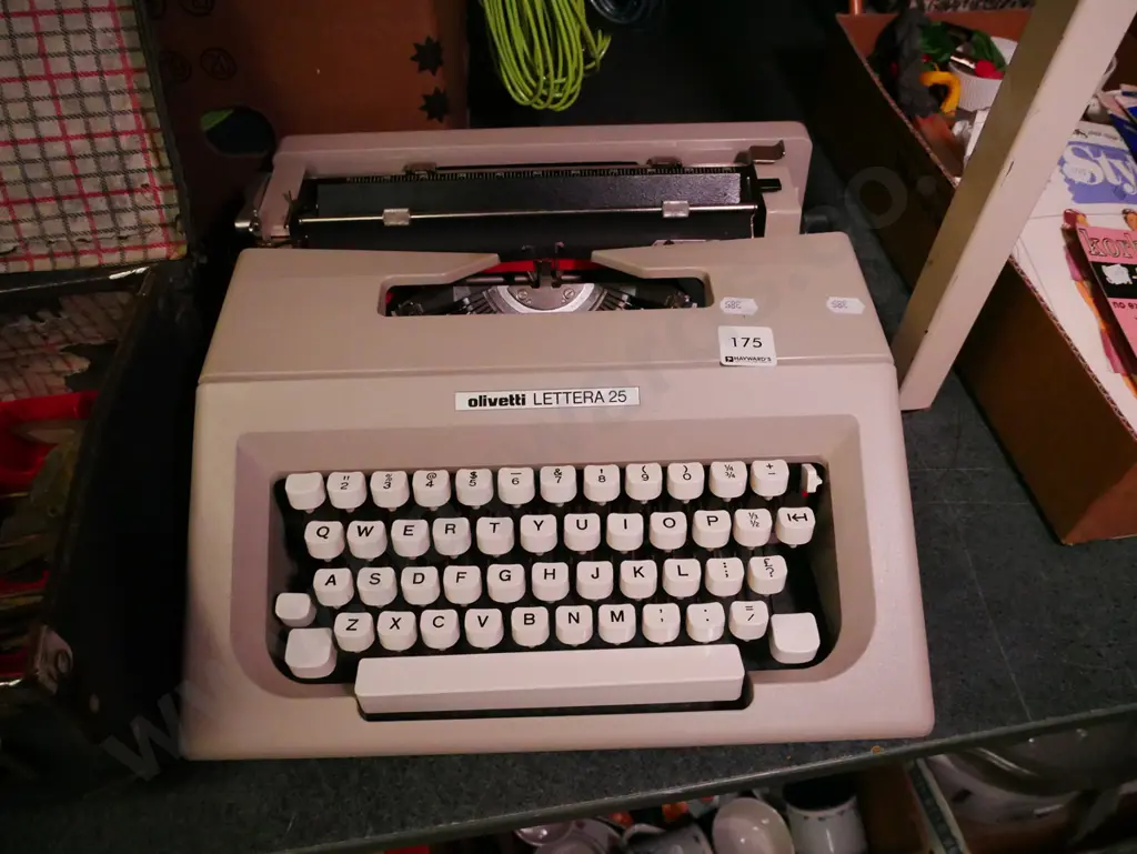 Olivetti Lettera portable typewriter Image 1++