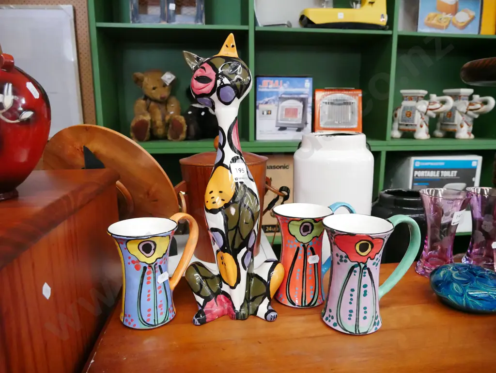 studio pottery cat with small chip, 3x coffee cups Cat H-370 Image 1++