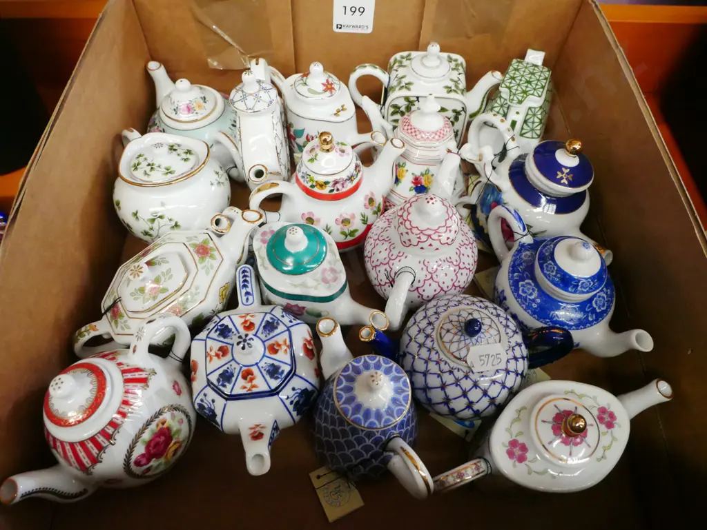 box; 18x  collectable miniature teapots Image 1++