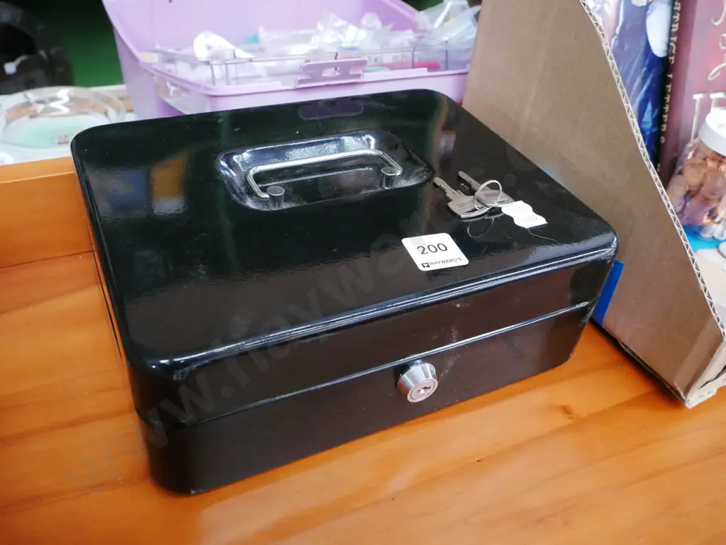 cash box - key in office Image 1++
