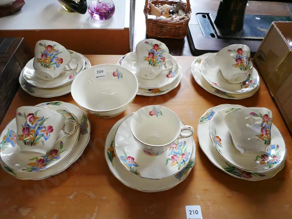hand painted Grindley cream petal trios, bowl Image 1++