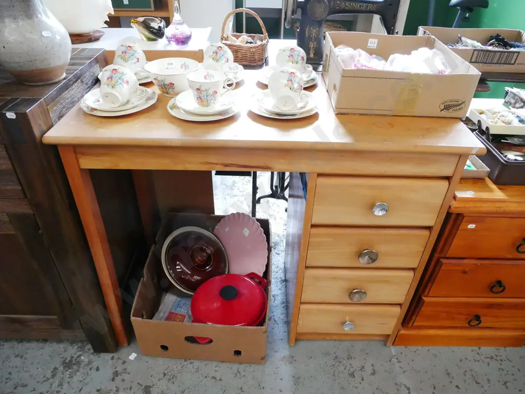 rimu 4 drawer desk - varnish needs attention H-770 W-910 D-450 Image 1++