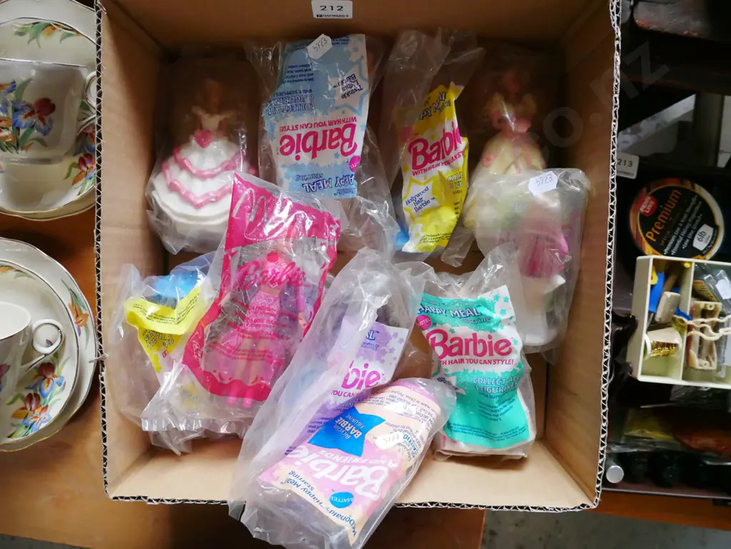 box; assorted Barbie Happy Meal figurines Image 1++