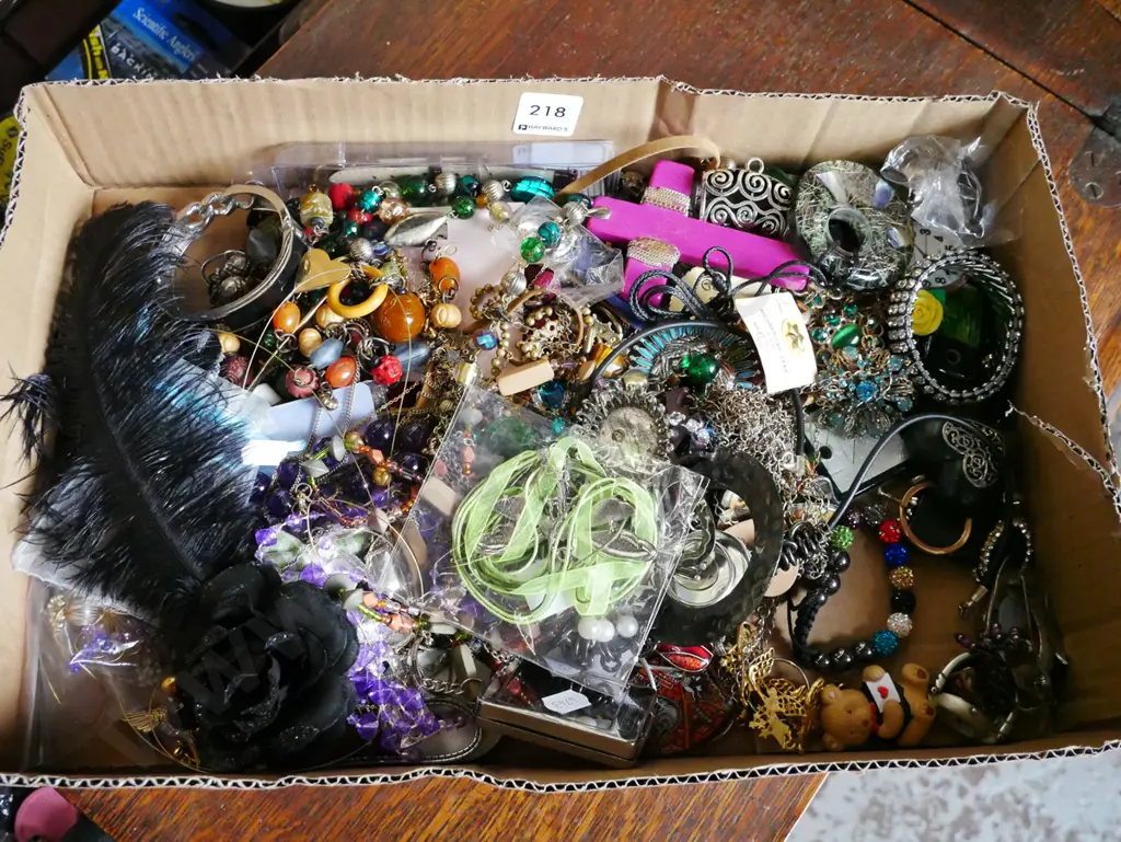 box of costume jewellery Image 1++