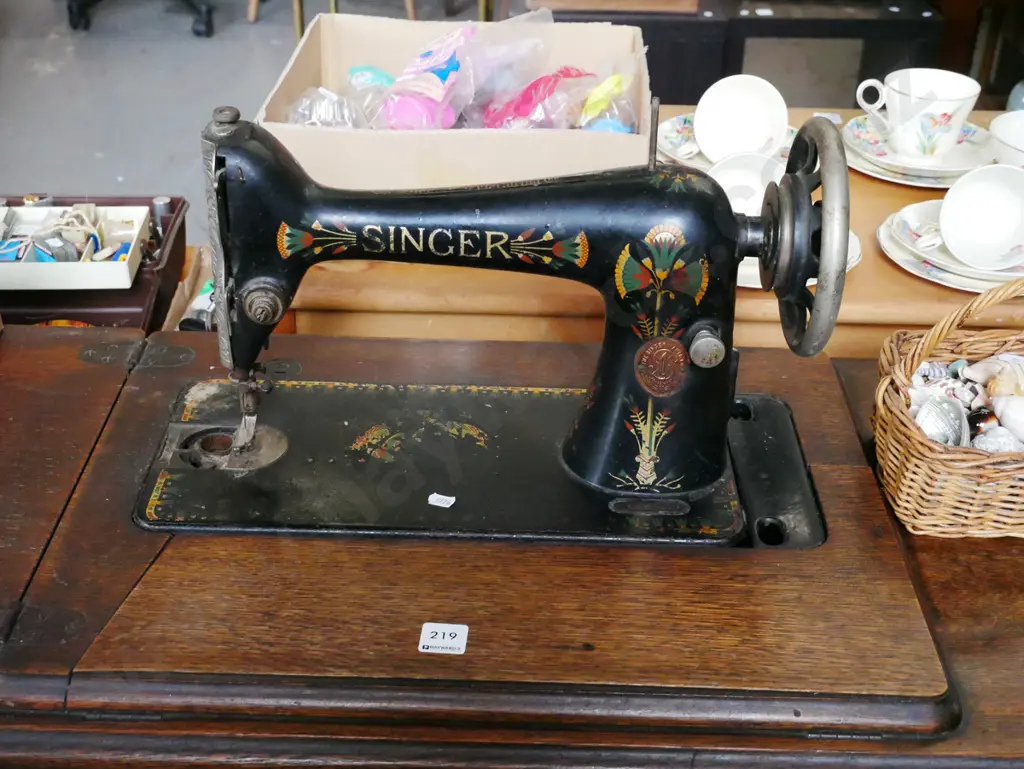 Singer treadle sewing machine - no belt Image 1++