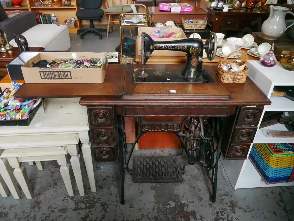 Singer treadle sewing machine - no belt Image 1++