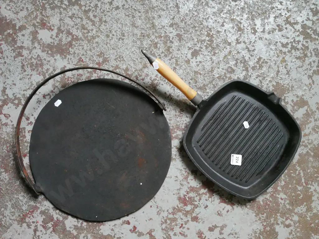 cast iron skillets x2 Image 1++