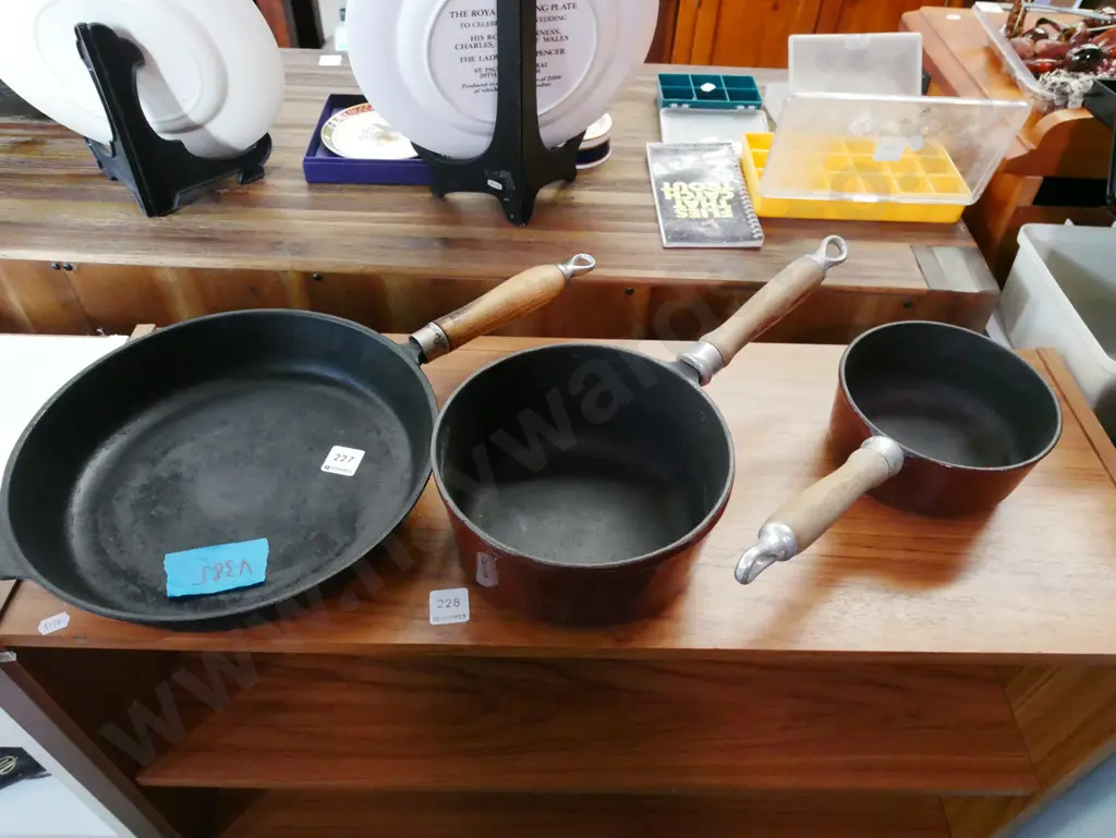 cast iron and enamel frying pan, 2x pots - no lids Image 1++