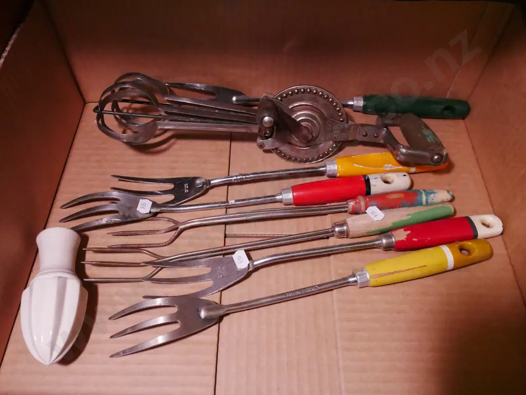 box of kitchen utensils Image 1++