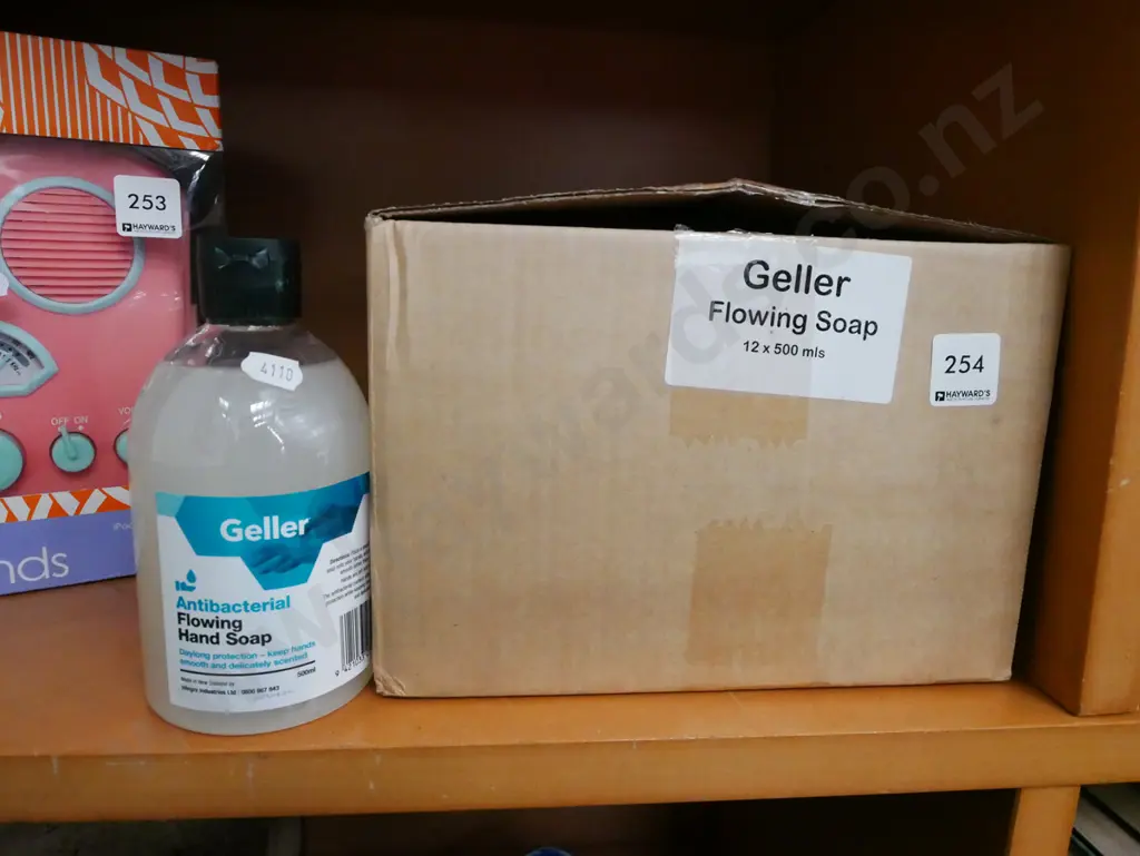 box; Geller antibacterial hand soap Image 1++