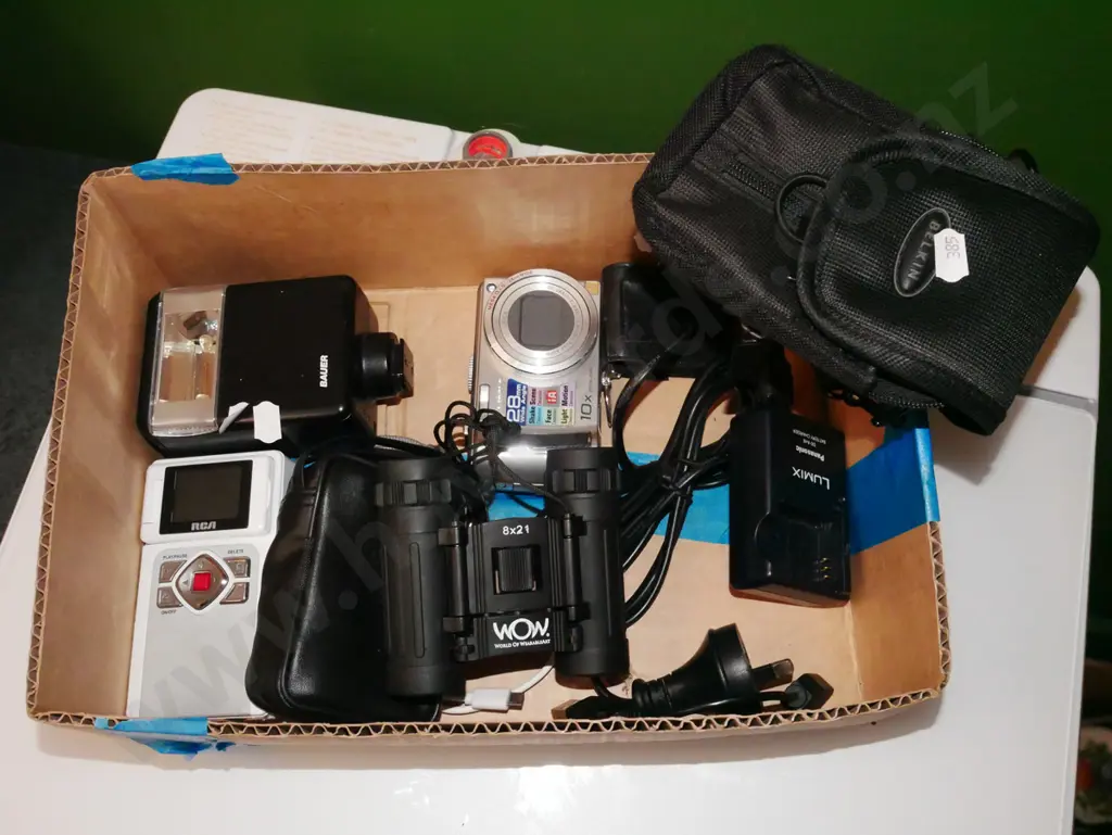 box; digital cameras, flashes, other accessories Image 1++