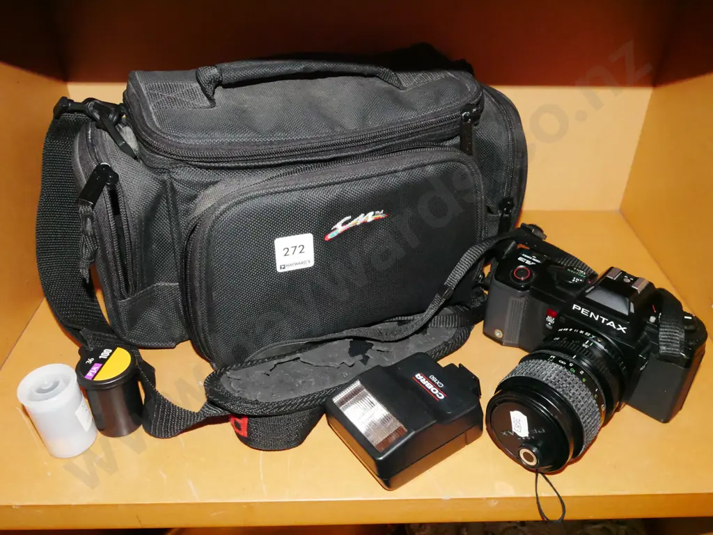 Pentax 30 35mm camera, basg, flash etc Image 1++
