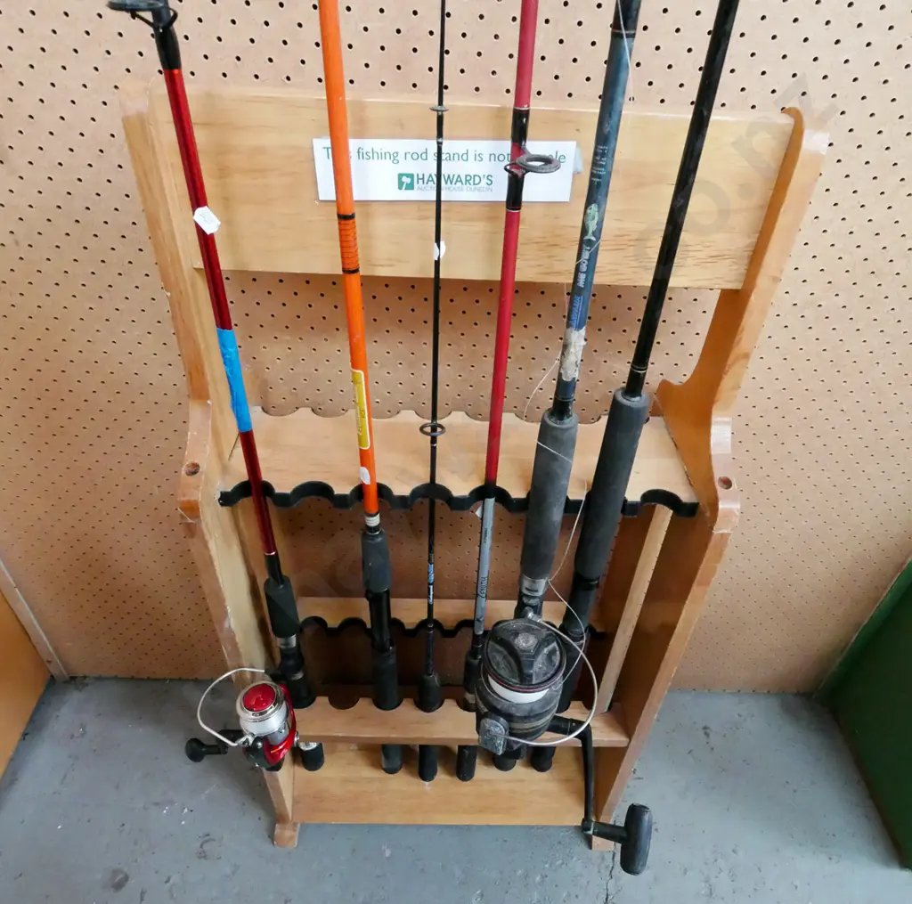 6x fishing rods, 2 with reels - red dots Image 1++