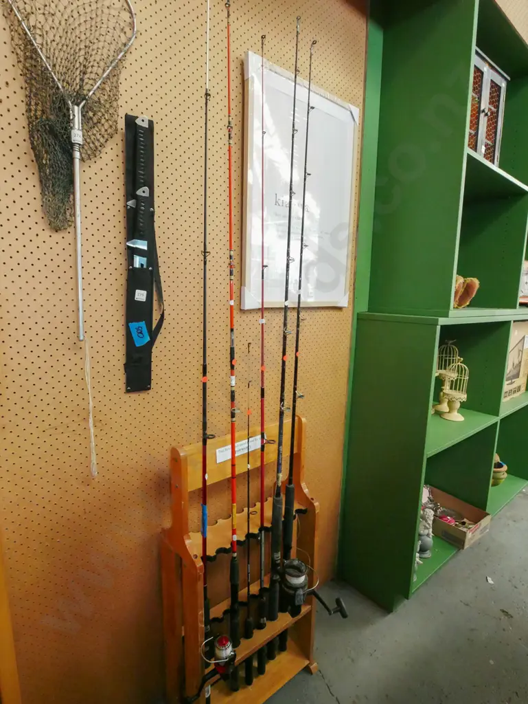 6x fishing rods, 2 with reels - red dots Image 1++