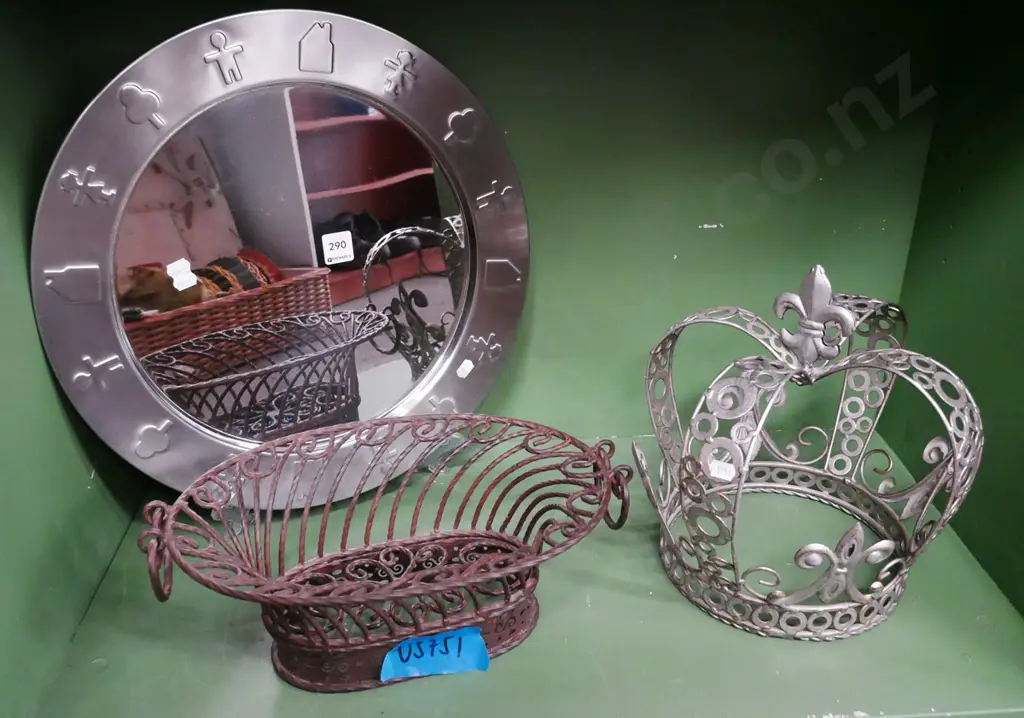 large mirrored tray, wrought metal crown, wrought metal basket Tray Diam-410 Image 1++