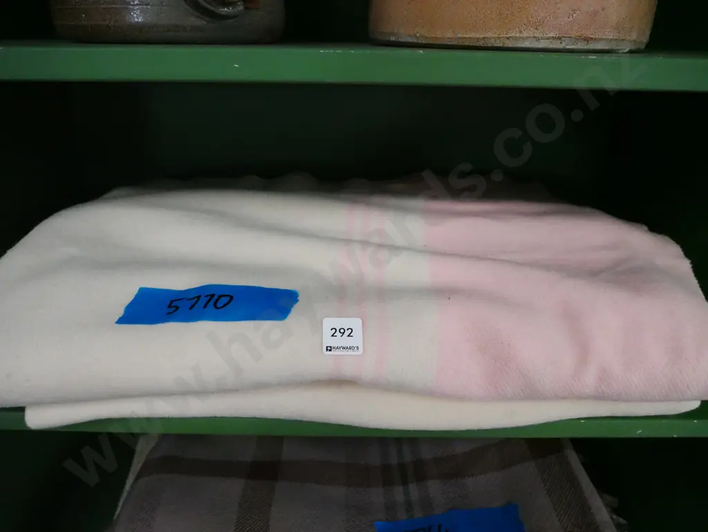2x woollen blankets Image 1++