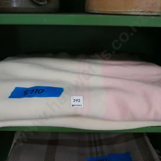 2x woollen blankets