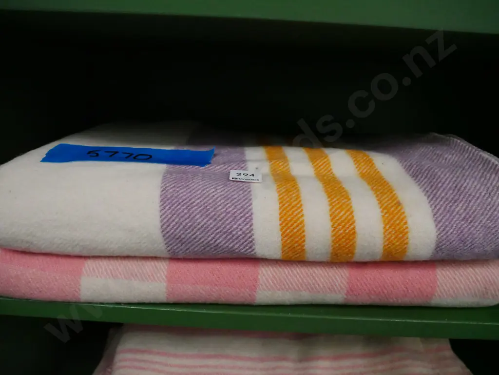 2x woollen blankets Image 1++
