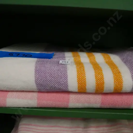 2x woollen blankets