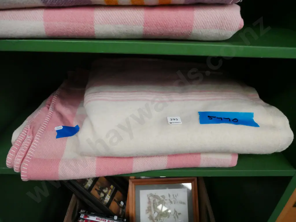 2x woollen blankets Image 1++
