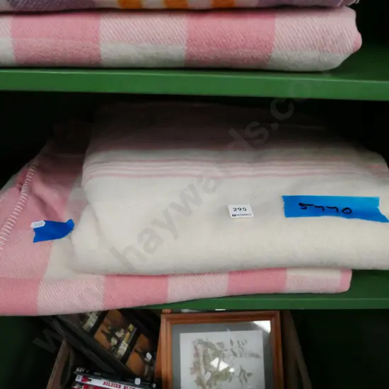 2x woollen blankets