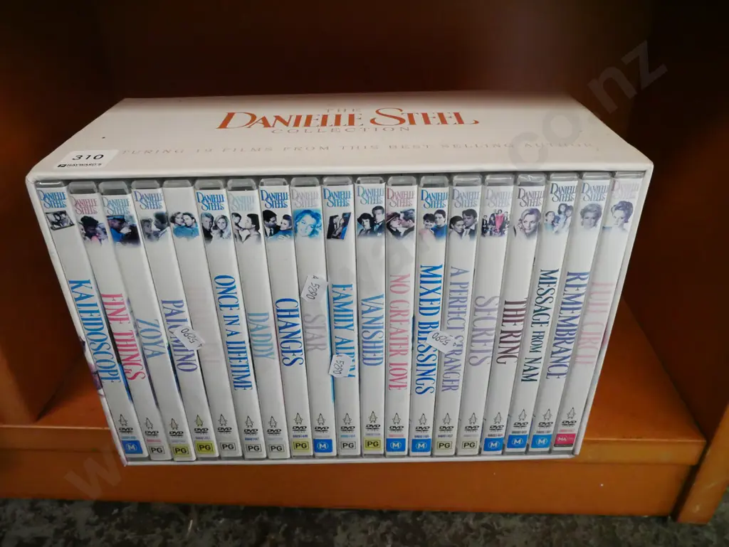 boxed set of Danielle Steele collection Image 1++