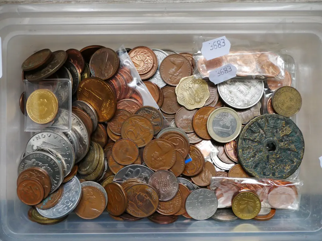 plastic tray of coins Image 1++