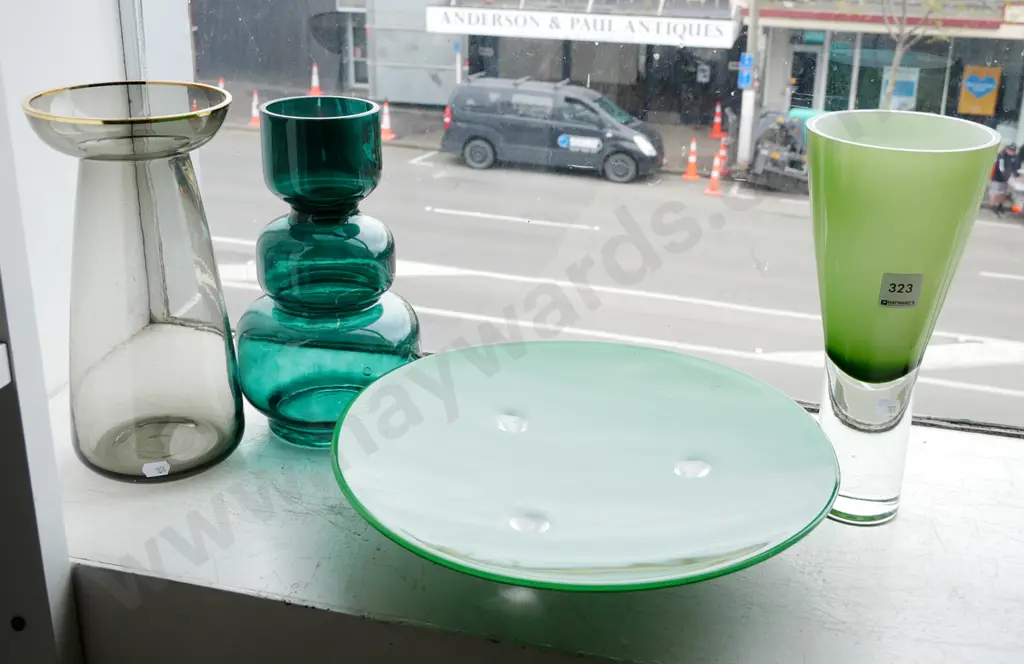 3x glass vases, large green glass footed bowl Diam-330 Image 1++
