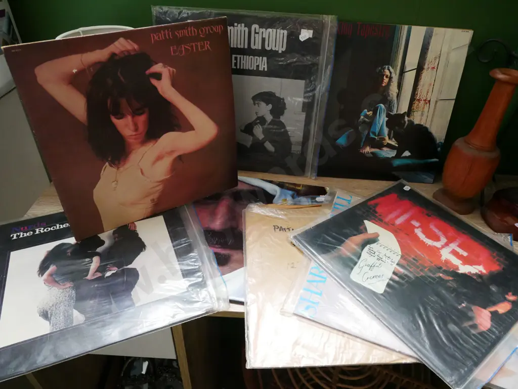 LPs; Pattie Smith, Sharon O'Neill etc Image 1++