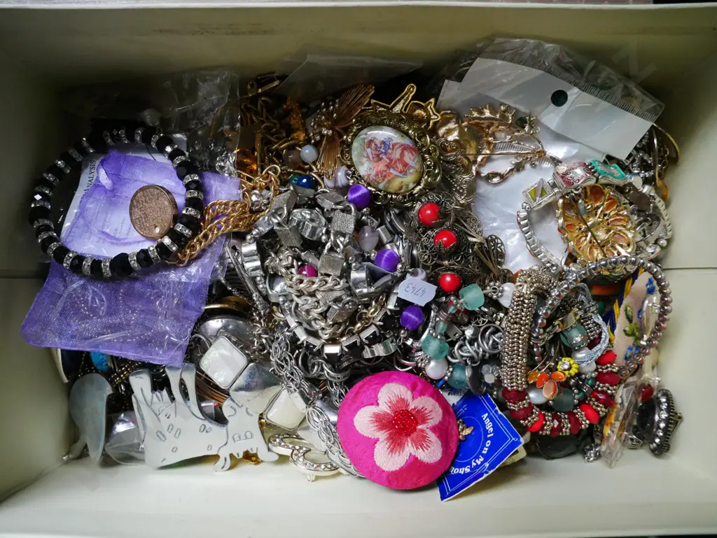 box of costume jewellery Image 1++