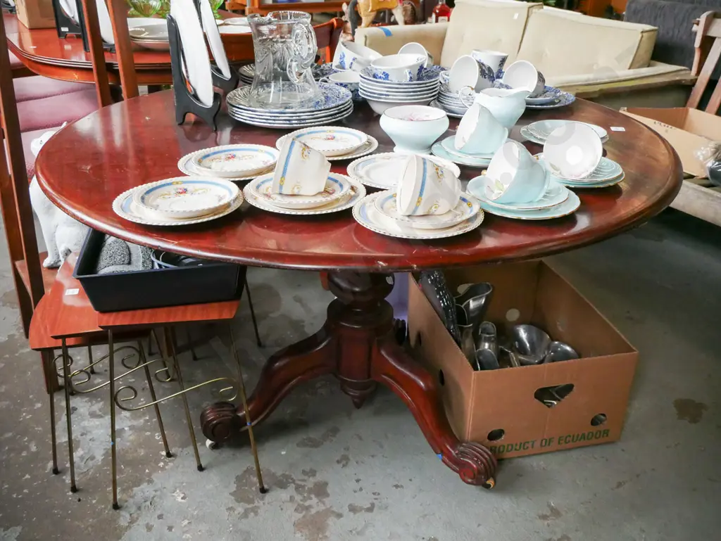 mahogany pedestal circular table on enamel casters H-730 Diam-1180 Image 1++