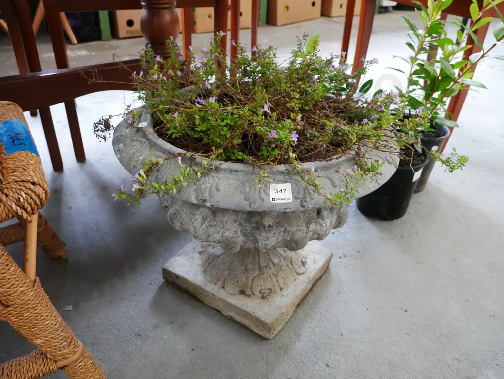 composite urn planter H-320 W-440 Image 1++