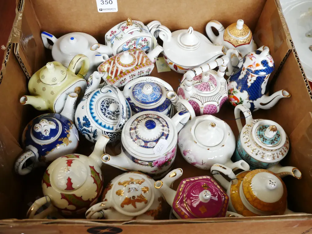 box; 18x collectable miniature teapots Image 1++