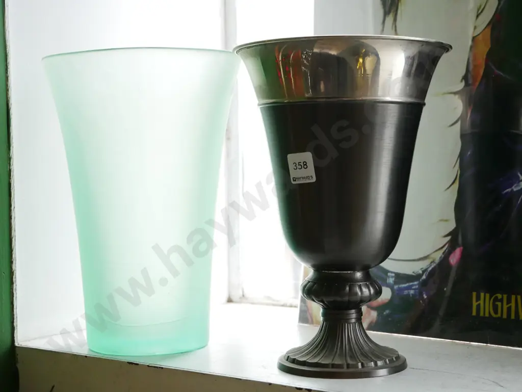 3x glass and 1x alloy vase H-275 Image 1++