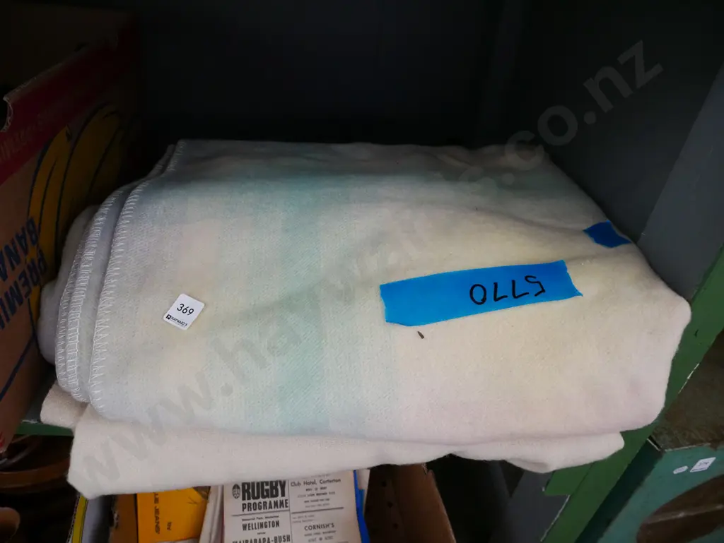 2x woollen blankets Image 1++