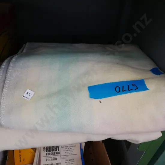 2x woollen blankets