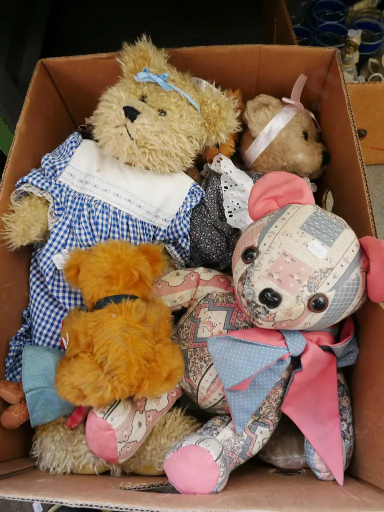 box of teddy bears Image 1++