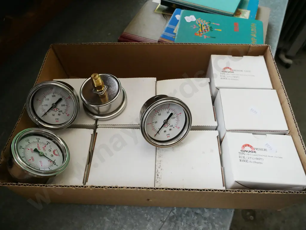 box of as-new pressure gauges Image 1++