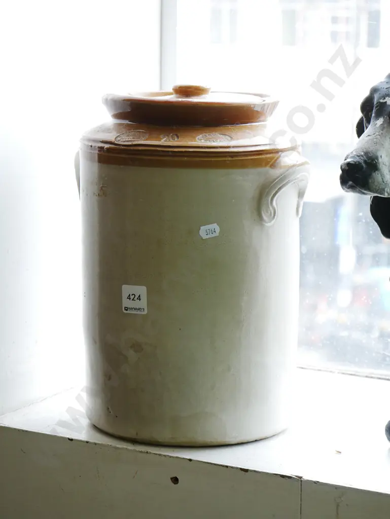 lidded stoneware crock H-320 Image 1++