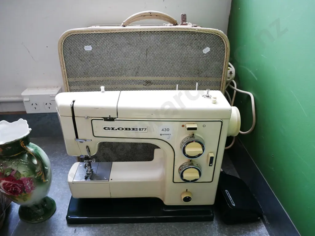 globe sewing machine Image 1++